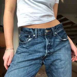 Perfekta 501 - Levis 501!!! Perfekta jeans i fin färg. Innerbensmått: 81 cm, midjemått: 85 cm. Jag är 153 cm och de är väldigt långa på mig! Fråga gärna efter fler bilder eller så💕