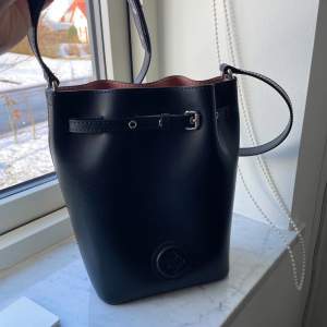 Emma bucket bag från By Malene Birgier, superfin och rymlig med ett justerbart band för önskad längd på väskan💗 nyskick och nästintill oanvänd💞 väskan är äkta (nypris ca. 3500kr)