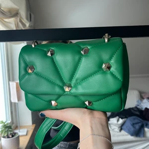 grön väska  - Supersöt men kommer dessvärre inte till användning 💚