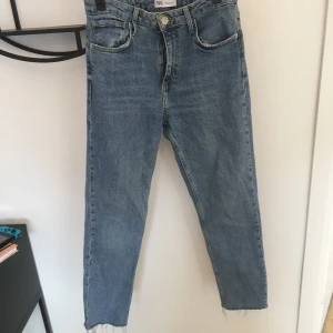 Zara jeans strl 40 - Blå zara jeans, aldrig använda, strl 40, slitna detaljer nedtill