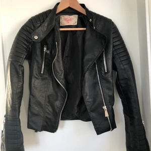Chiquelle moto jacket black  - En jättefin skinnjacka i storlek S, gör en intressekoll för att se om någon är intresserad att köpa! Den är i fint skick och använd några gånger💕  Ordinarie pris är 699kr!