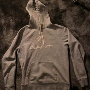 Gant hoodie  - Jag säljer en äkta gant hoodie som har använts två tre gånger, är i nyskick. Pris kan diskuteras, vill du ha flera bilder och diskutera Pris skicka gärna ett meddelande 💕