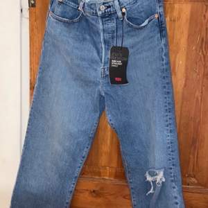 Helt nya jeans från Levi’s i modellen Ribcage! Klassiska med fina detaljer! Säljer pga fel storlek för mig! Storlek 30/29