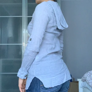 Tunika med huva - En tunika med huva som ger major 2000s vibes. Plagget har storlek XS och är därmed för liten för mig. Från märket Fishbone och i bra skick. 