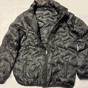 Svart lättviktsjacka - Svart lättviktsjacka från Lager 157. Ev frakt betalas av köparen. 