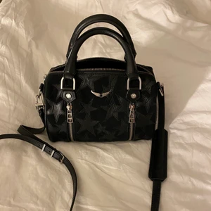 Zadig väska - Otroligt cool väska från zadig. Rymlig och får plats med allt och är som ny. Säljs inte längre! Köp direkt för 3800!!! 💗