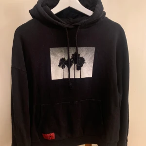 Hoodie från pull&bear - Säljer nu min svarta hoodie med tryck från pull&bear då den helt enkelt inte kommer till användning längre💕 200kr+frakt