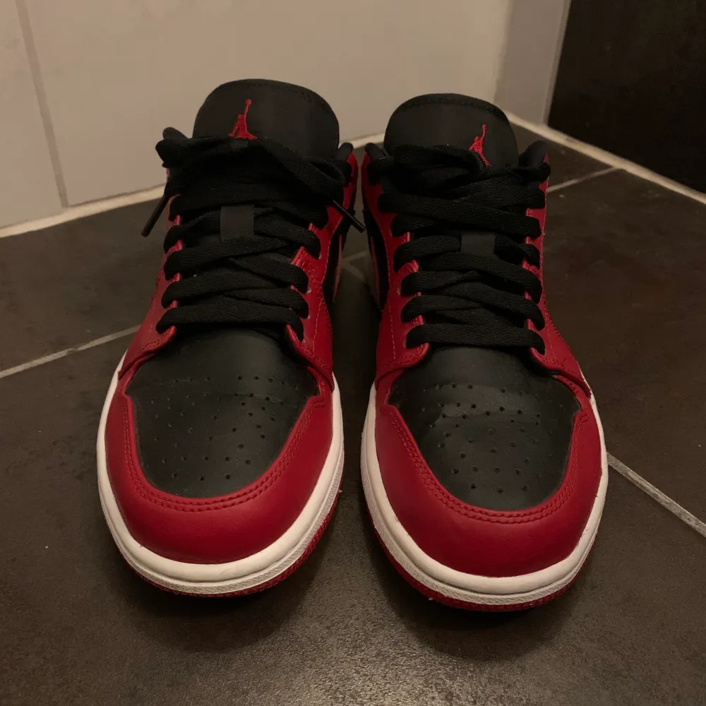 Jordan 1 low i strl 40,5. Dom är endast använda ett fåtal gånger så skulle säga att dom är ungefär 8/10 i skick. Säljes på grund av att dom är för små. . Skor.