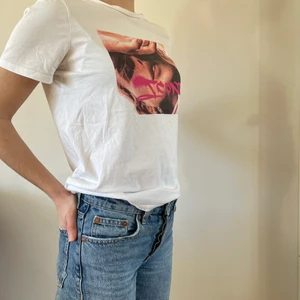 T-shirt med motiv - En T-shirt från nakd med snyggt tryck. Aldrig använd så ett toppen skick. Storlek XS men passar modellen som är S. Simpelt plagg som passar med det mesta. Kan stylas med tröja över men kan även stå för sig själv! Pris kan diskuteras. 