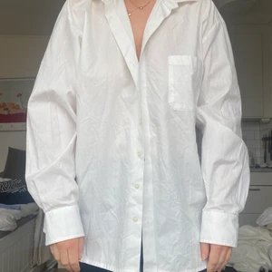 Skjorta  - Vit skjorta i bomull, köpt second hand. Vet ej storlek men sitter snyggt oversize på de flesta! Skulle tippa på att det är herr