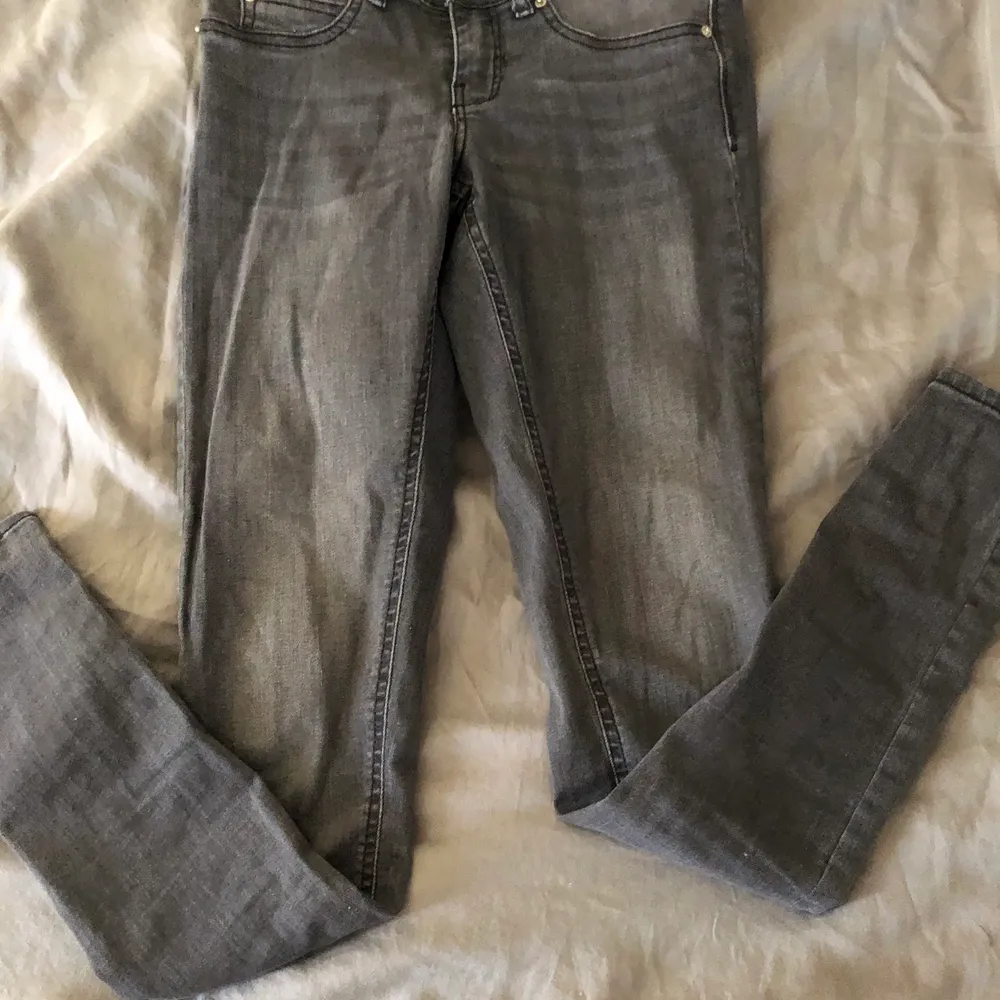 Jätte fina gråa lågmidjade jeans från Gina tricot aldrig använda och i jätte bra skick säljer på grund av att dom är lite för små 💓. Jeans & Byxor.
