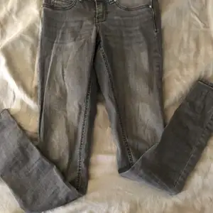 Jätte fina gråa lågmidjade jeans från Gina tricot aldrig använda och i jätte bra skick säljer på grund av att dom är lite för små 💓