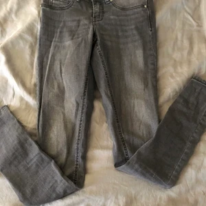 Storlek: M - Jätte fina gråa lågmidjade jeans från Gina tricot aldrig använda och i jätte bra skick säljer på grund av att dom är lite för små 💓