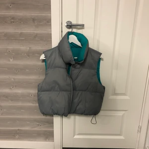 Gina Väst  - Oanvänd väst från Gina💕 Köpt för typ en månad sen. Superfina färger, man kan vända den och använda den på båda hållen💕 