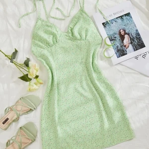 Klänning - Super sött figursydd klänning, sitter superfint på och framhäver kurvor jättefint. Använd max 2 gånger. Köparen står för frakt