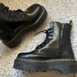 Dr Martens Jadon Strl 36 - Måste tyvärr sälja mina underbara Dr Martens i modellen Jadon då dom är en halv storlek för små för mig vilket gör väldigt ont när man försöker gå in i dom. Dom är i princip nästan aldrig använda då jag aldrig lyckats gå in i dom ordentligt heller så de är i nyskick! Köptes för cirka 2200, säljer för 1500 inklusive frakt.