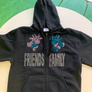 One of one hoodie  - Svart One of one hoodie i storlek S, köpte denna under black friday ”mystery box”. Blev inte helt nöjd och därför säljer jag den vidare. Den är helt oanvänd och lappar finns kvar. 1500kr (köparen står för frakt)