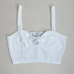 Vit topp storlek XS - Vit topp med knyte i storlek XS. Snygg och i ett mjukt och bekvämt material