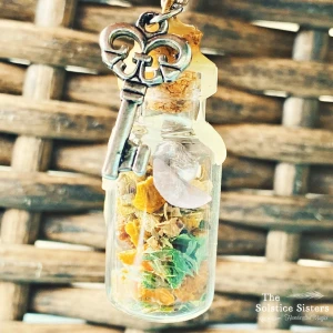 Spell jars  - Jag har hållt på med detta i snart 4 år. Jag gör alla typer av spell jars (positiva) och jag jobbar även med tarot kort en hel del. Jag kan göra en personlig spell jar till dig och skickar den självklart till dig sen är det upp till dig hur du vill ha den nära dig. Jag kan säkert göra så att man kan ha den som nyckelring men det är inte något jag personligen rekommenderar för att jag sealar det med vax. Jag rekommenderar att man har den i väskan eller fickan eller i sitt rum. Skicka pm för info