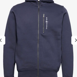 Sail racing tröja - Säljer min fina Sail racing då ja tröttnat o inte gillar den lika mycket.Fint skick använd 1 gång storlek 170 skulle säga att den är som en s/m nypris 1000 kr kom med något bud så får vi se köparen står för frakt o ansvarar inte för postens slarv!