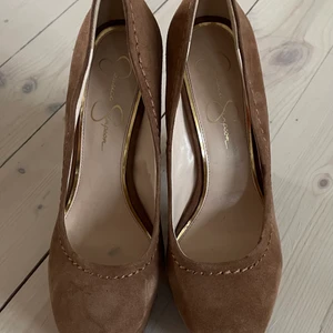 Jessica Simpson mocka pumps stl39  - Jessica Simpson mocka pumps i stl39 nyskick. (Kostade 1195kr) Passa på och köp mina för endast 199kr!! 