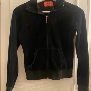 Juicy Couture Kofta  - Äkta Juicy Coutue kofta som ej används längre, fint skick inga skador osv 