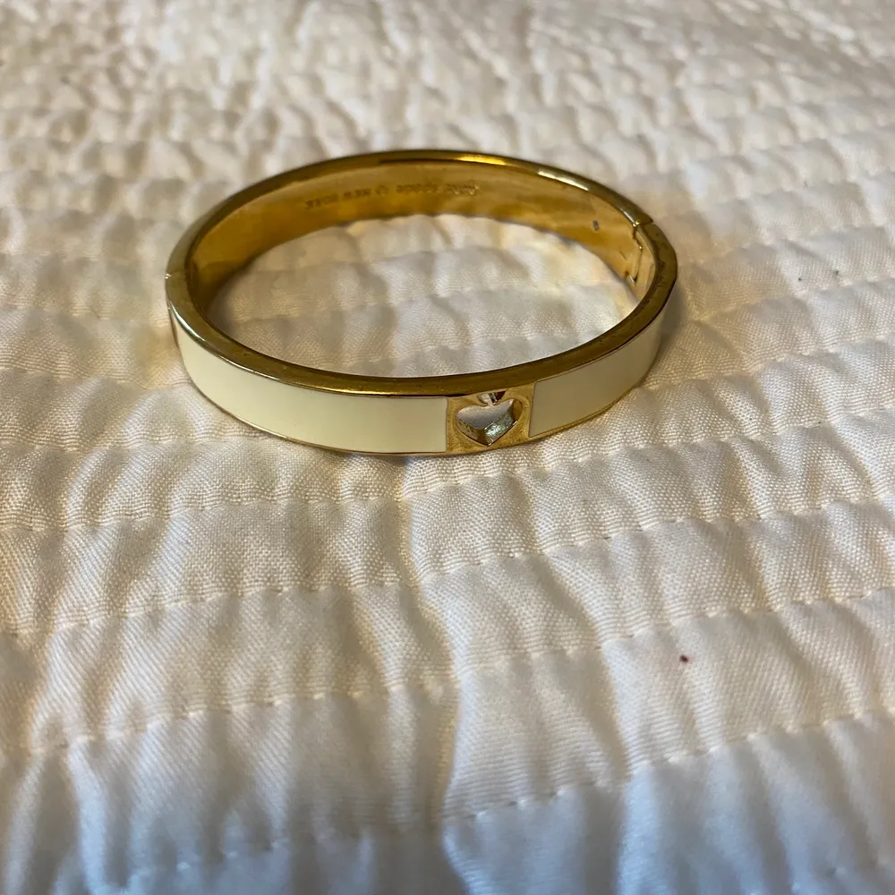 Superfint armband i guld och faux elfenben (alltså vegansk) från designermärket Kate Spade New York. Denna modell säljs inte längre och ursprungspriset var 999 kr! Superfin och elegant, perfekt som julklapp till en mamma, mormor, farmor, faster, moster eller liknande 🤍 Priset och frakten kan diskuteras i DM <3. Accessoarer.