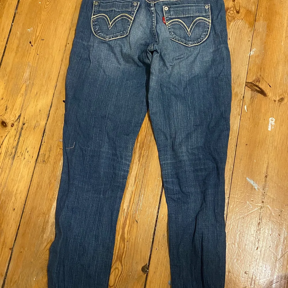 Lågmidjade vintage Levis jeans me slits. Väldigt fina. Jag skulle själv ha behållit dem men dem är tyvärr för små på mig. Storlek s-xs . Jeans & Byxor.