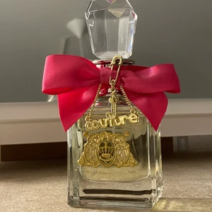 Juicy Couture Parfym - Säljer den här Juicy Couture Viva La Juicy parfymen 50 ml. Jag har endast provsprayat den för att känna doften så den är i princip oanvänd, men tyvärr passade inte doften mig. Nypris är 700kr och jag säljer för 400kr (priset kanske kan diskuteras)🎀 Passar bra som julklapp också! Skriv för fler bilder eller frågor