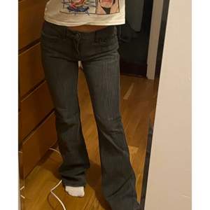 Ett par helt nya och oanvända lågmidjade jeans från Brandy Melville. Köp direkt för 500kr 💕 Lägg bud privat , blir enklare att hålla koll!  Jag är 164 cm som referens 