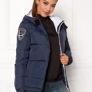 Dbrand jacka - Säljer min dbrand jacka då jag har en peak så den används ej längre, köpte den för 1,8 men säljer för 400 + frakt, frakten ingår vid snabb affär❤️ Hör av er för fler bilder passform osv