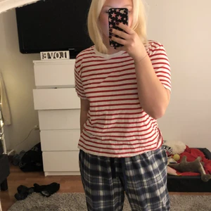 randig tröja från zara - endast testad, frakten är inräknad i priset! Storlek L men väldigt liten i storleken & sitter som s/m