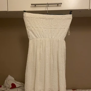 Off shoulder klänning - Gräddvit off shoulder klänning i storlek S. Fint mönster✨