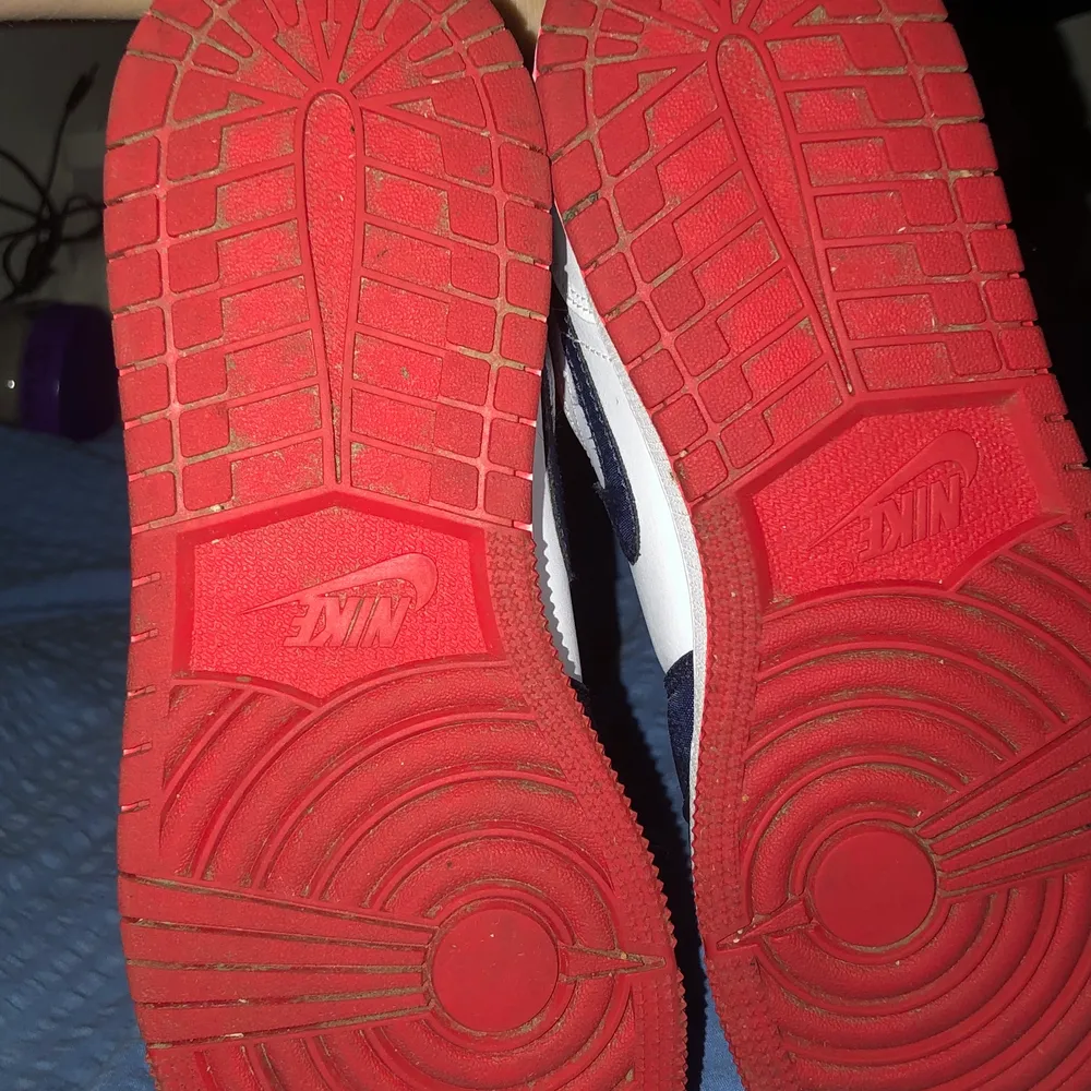 Jeg sælger mine dejlige Jordans da de er for små, de er kun blevet brugt meget få gange og er i god stand. De er blå, røde og hvide. . Skor.