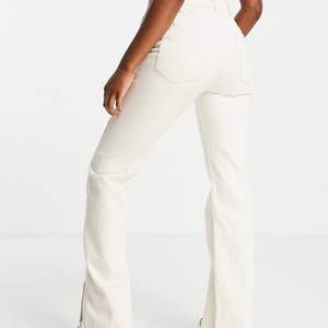 Sandfärgade raka jeans med slits nedtill, storlek 34. Helt nya med alla lappar kvar. Orderbevis finns. Köpare står för frakt. Kan minska i pris vid snabb affär