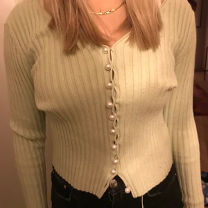 Grön kofta från nakd - Fin o skön kofta från nakd med pärlknappar💕 använd fåtal gånger 