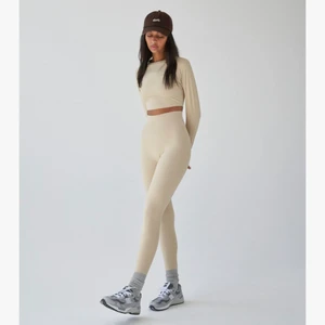 🤍 - Helt nya Adanola leggings i färgen Safari Beige! 🤍 Super snygg passform + asskönt och soft material. Strl M. Färgen stämmer med bild 1 och 2 💙 Ord pris 493 + tax + frakt 💙  Lika snygg till träningen, utomhus elr bara som loungeleggings!