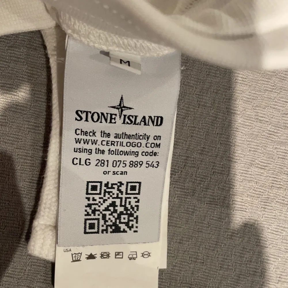 Vita Stone Island mjukis byxor i storlek M, använda 2 gånger under sommaren, skick 10/10, kvitto finns.. Jeans & Byxor.