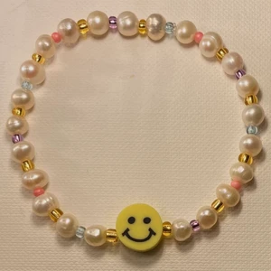 Super stylisht armband!🚨🚨💕 - Ett superfint och praktiskt armband som passar till verkligen allt! Armbandet är gjort av elastisk tråd, glas och plast pärlor samt super fina strand pärlor. 💕 Det går att få med spänne och utan samt bestämma storlek! 😉🍒