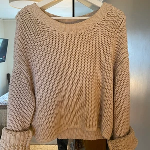 Stickad tröja - Så skön och mysig, sitter lite oversized och går att vika ner ärmarna. Köparen står för frakten/mötas i Uppsala 🤠🥳💖💖