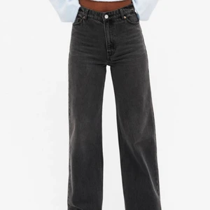 Svarta jeans  - Ett par svarta jeans från Monki, yoko!! De har inga ”skador”, alltså i nyskick och jag säljer för att de tycärr inte passar :(. Jag har köpt för 400kr och säljer för 150kr. Storlek 28 men kan passa 27 också.