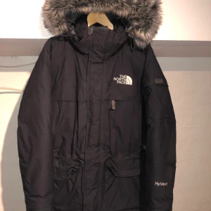 Nortface vinter jacka - Väldigt varm och skön northface jacka som är lite längre modell. Herr S men sitter stort!