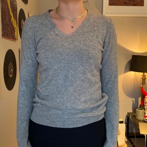 Kashmirtröja grå stl S - En ljusgrå v-ringad kashmirtröja från Uniqlo i stl S. Skick: begagnad material: 100% kashmir orginalpris: 1500kr jag är 165cm och har stl 34/36