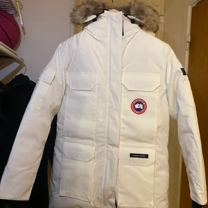 Canada Goose Parka Expedition  - Helt ny äkta Canada goose vinterjacka i färgen vit, äkta päls och etiketten sitter kvar.  Snygg och VARM!!  Har en i storlek Xs och en i M.  Tycker den är unisex dvs både till herr och dam.  Finns i Malmö, kan även skickas om så önskas, köpare väljer fraktbolag men skal vara spårbart för bådas säkerhet. Skicka gärna pm om du undrar något.  8000kr . Nypris 14000;- 