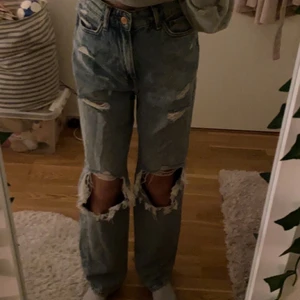 Vida håliga jeans - Väldigt fina jeans som jag säljer pga att dem är en aning för stora, har använt den ganska mycket💕 skulle passa någon som är 160-164 i längden, skriv privat för fler bilder (köpare står för frakt)