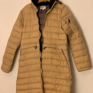 Ridkappa i fint skick oanvänd stl M  - Oanvänd ridkappa i fint skick säljer den för 650 nypris var 700 stl M frakten betalar man själv kan fraktas eller mötas upp vid Nacka, hör av dig vid intresse 