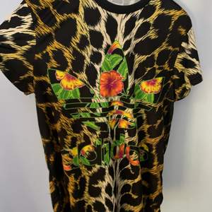 Säljer denna Jeremy Scott x Adidas tröja, väldigt hippie och skön tröja. Använt en del men väldigt bra skick!❤️