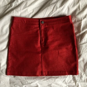 Röd jeanskjol  - Röd jeanskjol i superbra skick, stretchig men fortfarande tjockt material. Färgen stämmer bäst överens med bild 3⭐️ Det står storlek 42 i men jag skulle säga att det är en 38!