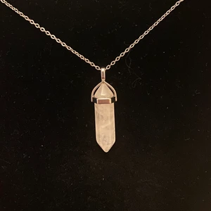 Halsband med kristallhänge - Halsband i rostfritt stål. Berlocken är i bergskristall har förmågan att stöta bort negativa energier och att lagra positiva energier🤍 Fri frakt✨