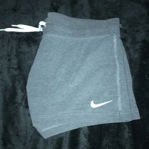 Nike shorts  - Är några år gamla med använts max 5 gånger, har 2 små fläckar på baksidan och en vid bandet. Fint skick annars 